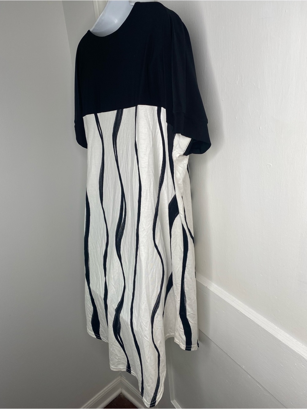 Joseph Ribkoff Black & White Luxury Graphic Short-Sleeve Designer Top - Picture 8 of 10
